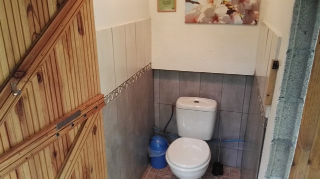 Toilet bij sanitair van de camping