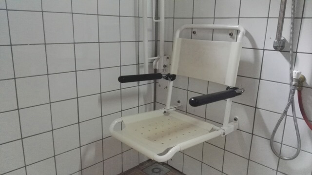 Aangepast sanitair 2 Douchestoel in het aangepaste sanitair