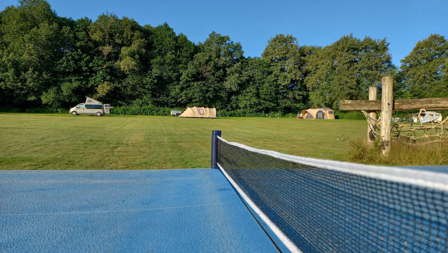 Tafeltennis op de Camping, een goedkope vakantie