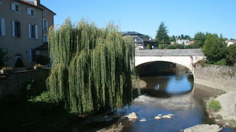 Brug over rivier Issoire in Confolens